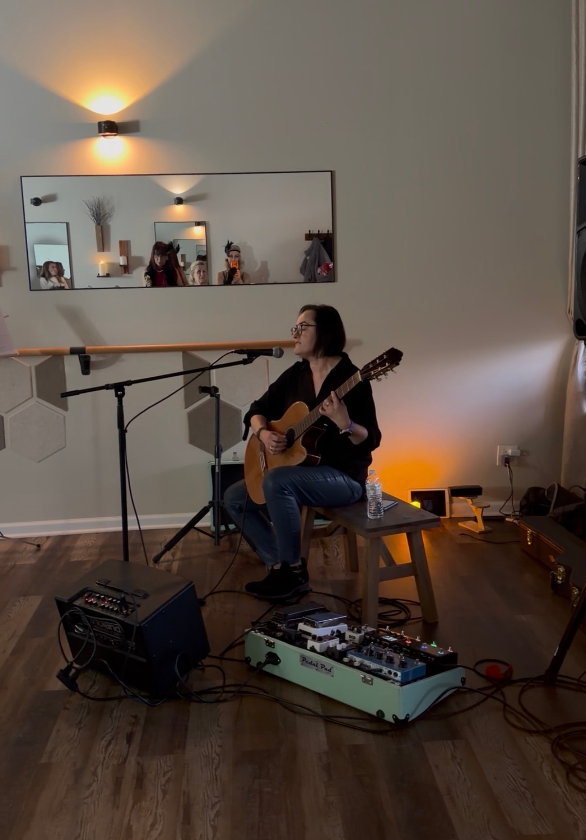 Solo guitarist performing at the Gatsby-themed studio event